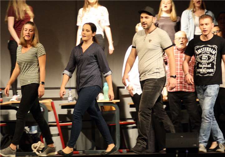 Auf einer anderen Bühne geht es um eine Schulklasse im Jahr 2018.