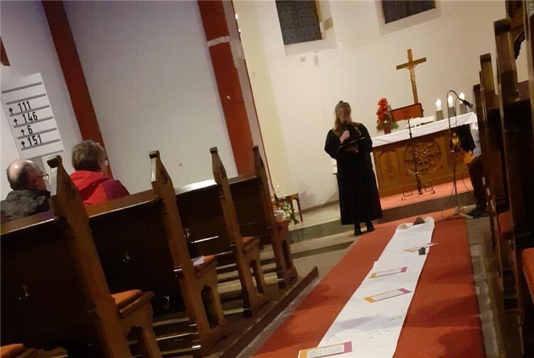 Auf einer ausgerollten Tapetebot sich den Besuchern und Besucherinnen des Gottesdienstes die Möglichkeit ihre Erinnerungen an das Jhr 2025 festzuhalten. Foto: Evangelische Kirchengemeinde Montabaur
