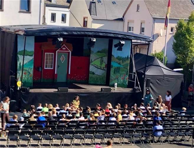 Auf einer großen Bühne, die auf eigens auf dem Schulhof errichtet wurde, gab ein Ensemble der Landesbühne Rheinland-Pfalz das Theaterstück „Pettersson und Findus“ zum Besten. Foto: privat