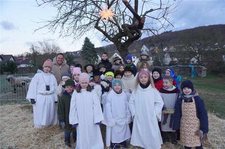 Auf einer großen Wiese, mitten in Rheinbrohl, wurde ein Hirtenfeld lebendig.  Foto: Timo Döhr