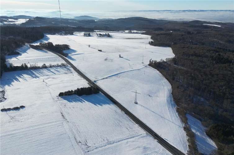 Auf einer landwirtschaftlich benachteiligten und infrastrukturell vorbelasteten Fläche in den Gemarkungen Dieblich und Waldesch plant die evm einen der größten Solarparks in Rheinland-Pfalz zur Stromversorgung von rund 30.000 Menschen.  Foto: evm/Felix Mader.