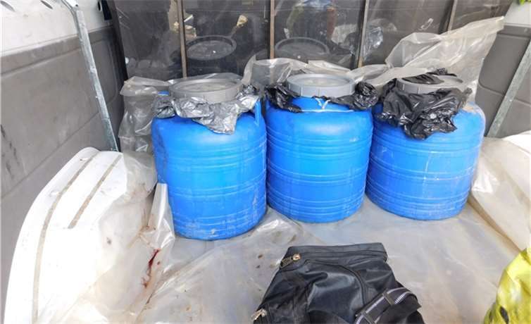 Auf einer mit blutverschmierter Plane wurden ungekühlte Lebensmittel gelagert und transportiert. Fotos: Polizei