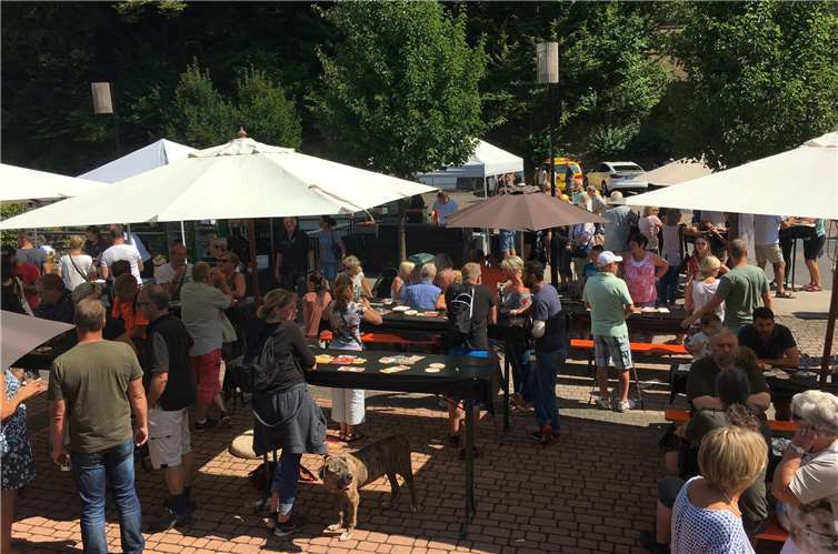 Auf einer rund 200 Meter langen Marktzone werden verschiedenste Handwerke an rund 60 Ständen präsentiert.