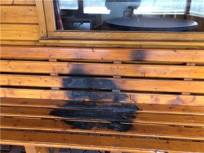 Auf einer überdachten Sitzbank wurde ein Feuer gelegt.
