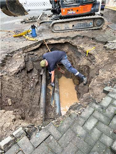 Auf etwa 1,5 Meter Länge ist die Wasserleitung gebrochen. Die Wasserversorgung konnte innerhalb weniger Stunden wiederhergestellt werden, für das Reparieren der restlichen Schäden werden einige Tage nötig sein.