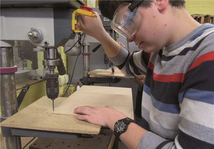 Auf exaktes Arbeiten kommt es beim Instrumentenbau an.Günter Brüning