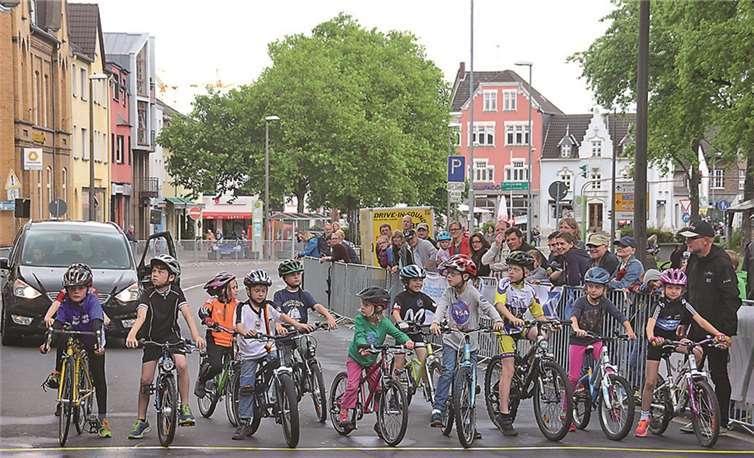 Auf „fetten Reifen“ starteten die Kids zu einer Runde in „Rund in Rheinbach“.
