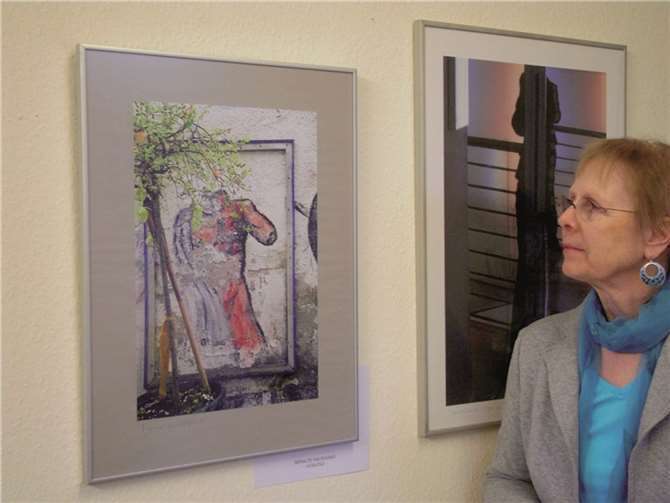 Auf große Interesse trifft die Fotoausstellung von Gundel Loskant in der Evangelischen Öffentlichen Bücherei in Oberwinter. privat