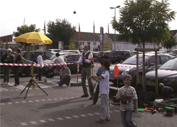Auf große Resonanz stieß der Mitmach-Circus mit den Jonglage Workshops mit „Herrn Jemine“ beim Familien-SONNTAG im neuen röhrig-hagebaumarkt Andernach. privat