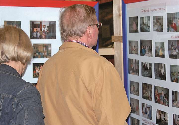 Auf großen Stellwänden erzählten Fotos von 25 Jahren Geschichte des Rheinecker Bürgervereins.FA