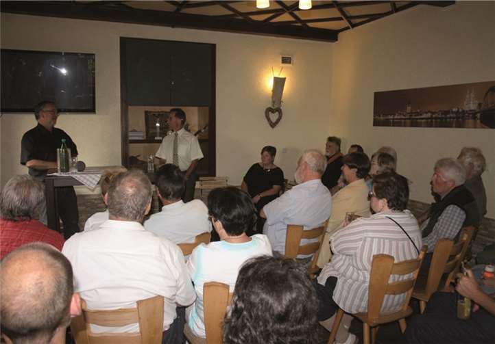 Auf großes Interesse der Bürger traf Wolfgang Bernath mit seiner Einladung zum Gespräch in Leubsdorf. privat