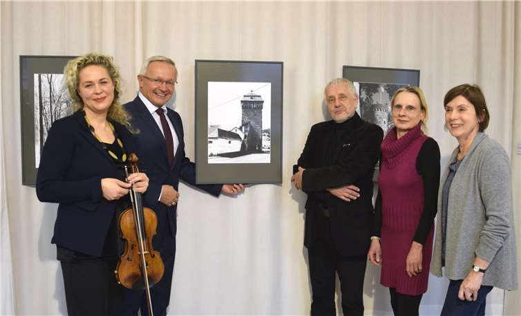 Auf großes Interesse stieß die Ausstellung „Im Fluss der Zeiten“ mit Fotos des Künstlers Zygmunt Gajewski (3.v.r.) im Kunstflur des Kreishauses Neuwied. Die Ausstellung wurde kürzlich von Landrat Achim Hallerbach (2.v.l.) eröffnet. Über das Werk des Künstlers sprach die Kunsthistorikerin Dr. Denise Steger (2.v.r.) aus Linz am Rhein. Musikalisch begleitet wurde die Ausstellungseröffnung von der Violinistin und Johanna-Löwenherz-Preisträgerin Ela Zagori (l.). Rosina Kusche-Knirsch (r.) organisierte die Ausstellung. Foto: privat