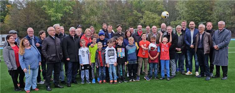 Auf großes Interesse stieß die Eröffnung des neuen Kunstrasenplatzes an der Dierdorfer Straße, an der auch Staatsminister Roger Lewentz teilnahm. Foto: privat