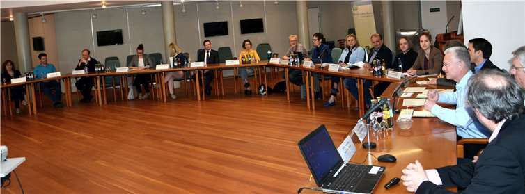 Auf großes Interesse stießen die Informationen zur Arbeitgebermarke Rhein-Lahn im Kreishaus. Foto: Uwe Rindsfüßer