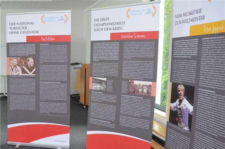 Auf großflächigen Roll-ups werden die Athleten präsentiert. privat