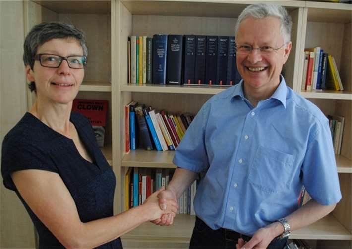 Auf gute Nachbarschaft: Am Sitz des neuen evangelischen Dekanats Nassauer Land in Bad Ems besuchte Landrat Frank Puchtler Dekanin Renate Weigel, die am 1. Mai in Singhofen ins Amt eingeführt wird. privat