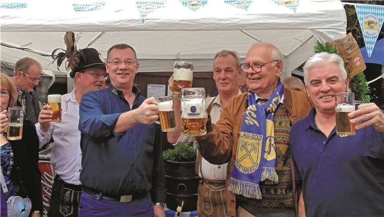 Auf gute Stimmung beim 10. Oktoberfest des NCR „Blau-Gold“ 1966 e.V. Rheinbach stoßen hier Matthias Ansperger(Geschäftsführer), Jörg Nawrath (Vorsitzender), Dieter Bückmann (Kommandant), Claus Wehage (stellvertretender Bürgermeister und Uli Götzer (Schatzmeister) an. privat