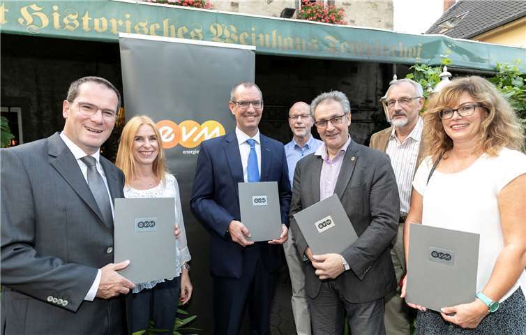 Auf gute Zusammenarbeit: In Bad Breisig wurden die Konzessionsverträge für die nächsten 20 Jahre von der Ortsgemeinde Waldorf und der evm-Gruppe unterzeichnet. evm/Lamberz