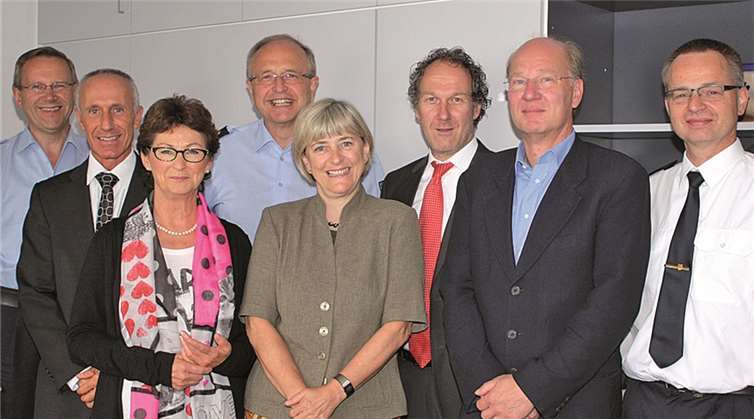 Auf gute Zusammenarbeit: (vl) EPHK Manfred Pichler, Jörg Pfefferkorn, BMin Renate Offergeld, PD Dieter Weigel, PPin Ursula Brohl-Sowa, BG Jörg Ostermann, Peter Schulz, Markus Zettelmeyer.GW