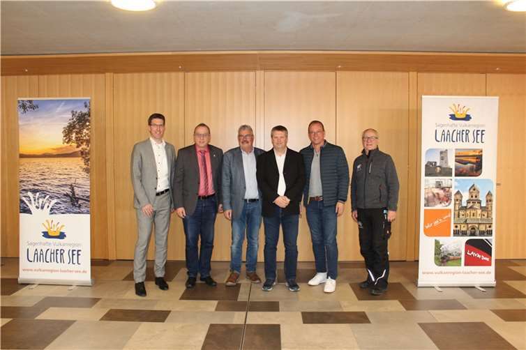 Auf gute Zusammenarbeit (von links): Bürgermeister Sebastian Busch (VG Pellenz), Bürgermeister Johannes Bell (VG Brohltal), Stadtbürgermeister Hans Peter Ammel (Mendig), Geschäftsführer Steffen Steckbauer (Maria Laach), Bürgermeister Jörg Lempertz (VG Mendig) und Ortsbürgermeister Detlev Leersch (Nickenich). Foto: Vulkanregion Laacher See, Chagas da Silva