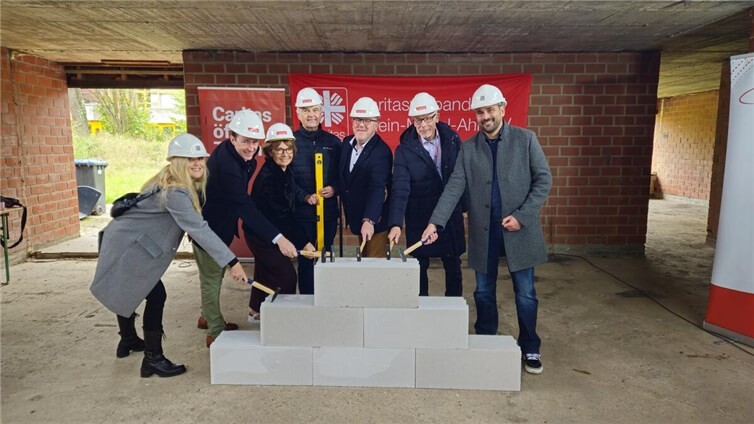 Auf gutes Gelingen!“ hieß es beim Hammerschlag, der den Baustart symbolisch besiegelte. (v. l. n. r.): Lilly Ramich, Christian von Wichelhaus, Sabine Glaser, Erich Noll, Robert Müller, Richard Stahl, Hagen Ramich).  Foto: Lena Schmickler