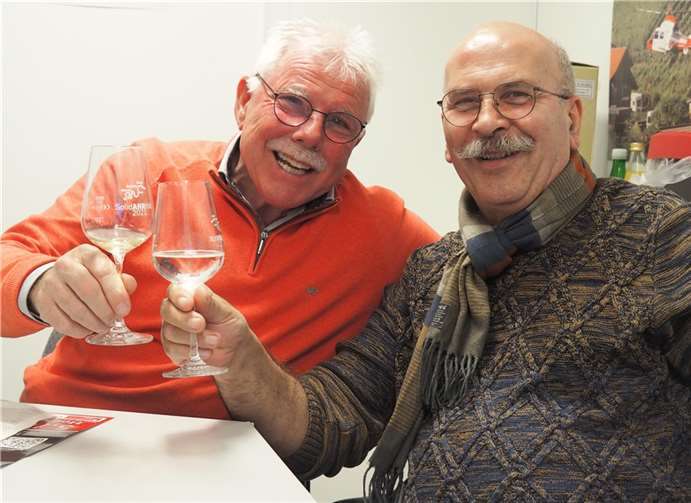 Auf gutes Gelingen und auf die Freundschaft (v.l.) Alfred Sebastian (Bürgermeister Dernau) und Werner Spitzley (Bürgermeister Ettringen)
