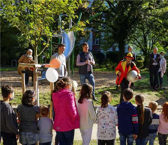 Auf ihren witzigen Assistenten, den Zirkusartisten Herr Prekär, konnten sich Bürgermeister Peter Jung (Mitte) und Quartiersmanager Mario Seitz (li.) bei der langersehnten Eröffnung des Elefantenspielplatzes im Ulmenweg verlassen.Quelle: Stadt Neuwied