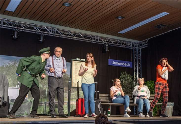 Auf ihrer Reise nach Andernach stranden Zuschauer und Akteure wegen Betriebsstörungen der Bahn in Urmersbach.Foto: privat