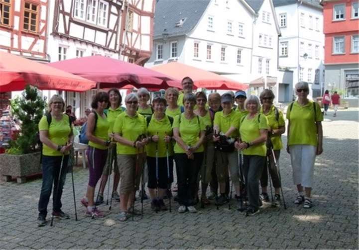 Auf ihrer Sommertour maschierten die Nordic Walker des TV Feldkirchen zu einem unbekanntem Ziel.