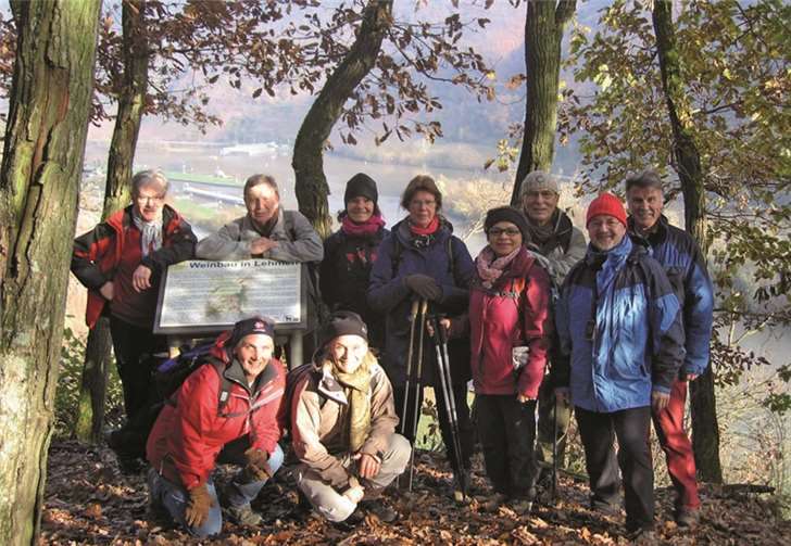Auf ihrer Wanderung informierten sich die Wanderer auf den Hinweistafeln über wichtige Aspekte entlang des Steiges. privat