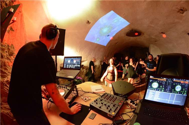 Wo die Gothic-Szene in historischen Mauern feiert Auf insgesamt fünf Dancefloors konnten die Gothic-Fans bei der aktuellen Auflage abtanzen.