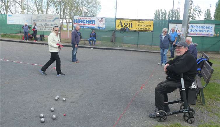 Auf jedem Spielfeld des Bolulodroms am Rheinufer können jetzt jeweils vier Sportler und Sportlerinnen gleichzeitig ihrer beliebten Freizeittätigkeit nachgehen. Foto: Jürgen Grab
