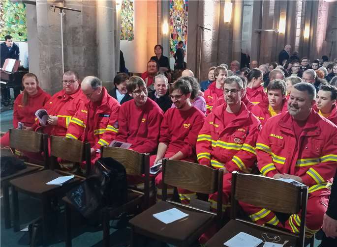 Auf jeden Fall auffällig: Die Lebensretter in ihren leuchtenden Uniformen waren in der Kirche nicht zu übersehen, ganz wie im Einsatz. privat