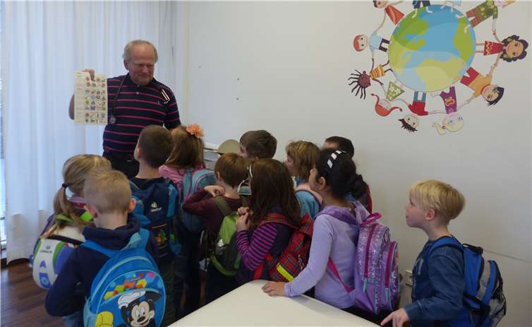 Auf kindgerechte Art führte Dr. Neuß durch seine Praxis und ging auf die Fragen der kleinen Besucher ein. privat