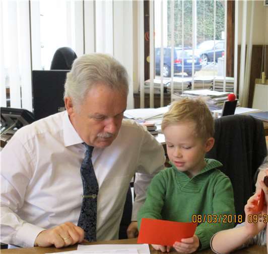 Auf kleinen Moderationskarten malten die Kinder ihre Fragen auf.