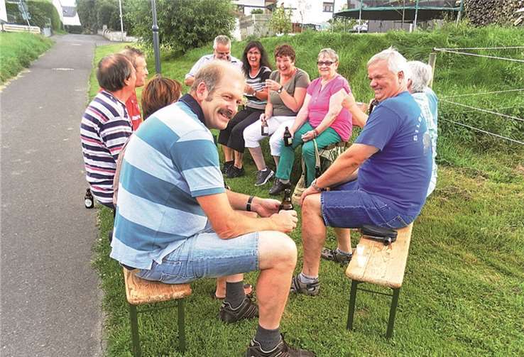 Auf langen Wegen kann eine Bank ein willkommener Zufluchtsort für pausebedürftige Passierende sein. privat
