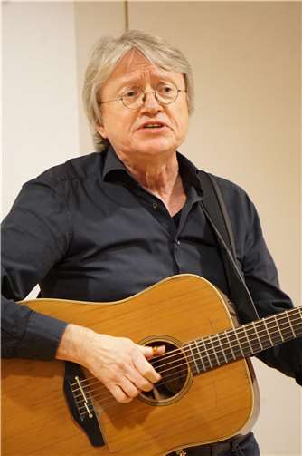 Auf moselfränkisch und in heimischer Mundart sorgte Sänger Manfred Pohlmann für den perfekten musikalischen Rahmen.