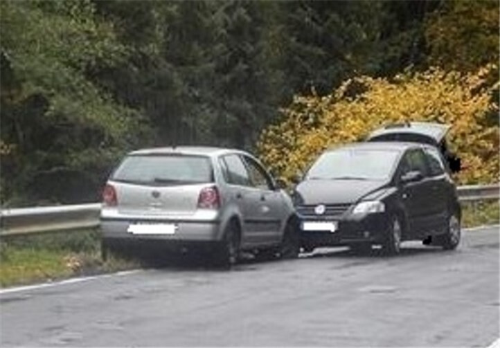 Auf nasser Straße hatte eine Autofahrerin die Kontrolle über ihren Wagen verloren und war mit einem entgegenkommenden Auto kollidiert. Foto: Polizei