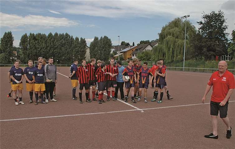 Auf neuem Geläuf begrüßte der neue TuS-Chef Albert Dietrich die Teams beim Kleinfeldturnier.  BL