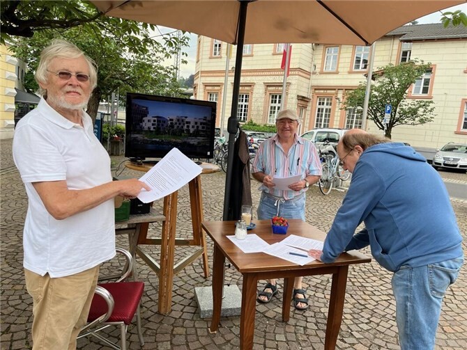 Auf reges Interesse stießen die Mitglieder von Grünen und der SPD auf dem Maisons-Laffitte-Platz.  Foto: privat