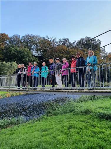 Auf schwankender Brücke über der Wied.Foto: privat