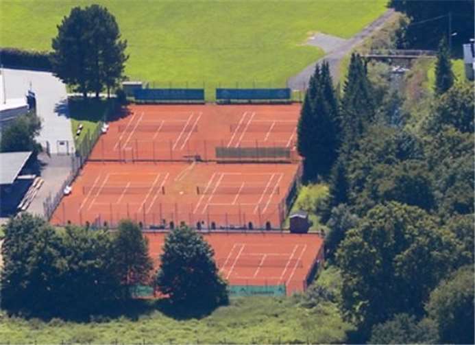 Auf sechs Plätzen wird in den Achtziger Jahren Tennis gespielt. Fotos: privat