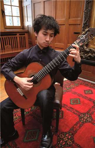 Auf seiner klassischen Gitarre umrahmte David Dyakov musikalisch die Gründungsfeier.