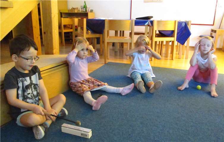 Auf spielerische Art sammelten die Kinder Erfahrungen mit Tonhöhen, Tonwerten und Tempo und übten sich in Konzentration und Ausdauer.Fotos: privat