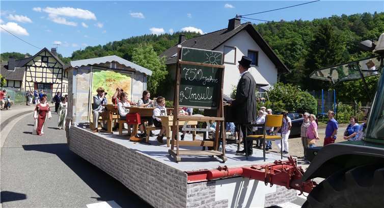 Auf thematischen Festwagen wurdedie Geschichte von Insul erzählt.