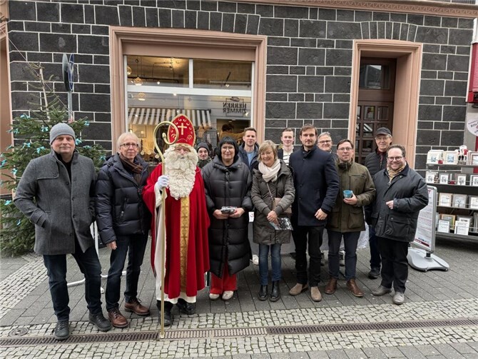 Auf traditionelle Art, im Bischofsgewand mit Mitra und Stab, überraschte der Nikolaus Kinder und Erwachsene mit Äpfeln, heißen Getränken und natürlich Schoko-Nikoläusen am Infostand der Andernacher CDU. Foto: privat