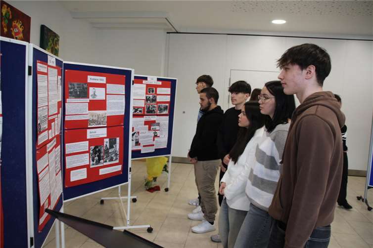 Auf über 30 Plakaten informieren die Schüler über eine dunkle Zeit in der deutschen Geschichte.