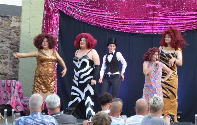 Auf und vor der Bühne konnte man die Freude über die Möglichkeit, zusammen ein wenig Kunst und Kultur zu genießen, deutlich spüren. Foto: AB