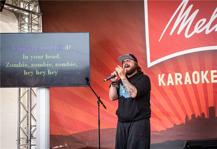 Auf und vor der Bühne wurde leidenschaftlich gesungen. Foto: www.axellivepictures.de