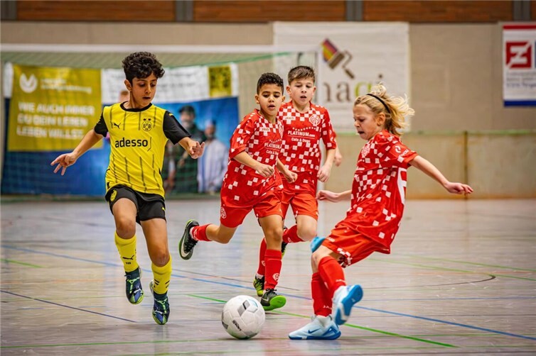 Auf viele intensive Zweikämpfe können sich die Zuschauer beim dritten Eisbachtaler Budenzauber am 10. und 11. Januar 2026 freuen, wie hier im Vorjahr zwischen Borussia Dortmund und Mainz 05.Fotos: Andreas Egenolf 